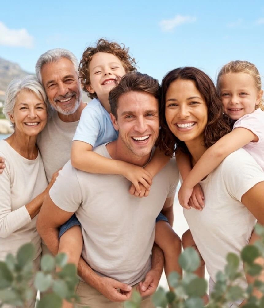 Familia de varias generaciones sonriendo: cuidado de la piel para niños y adultos