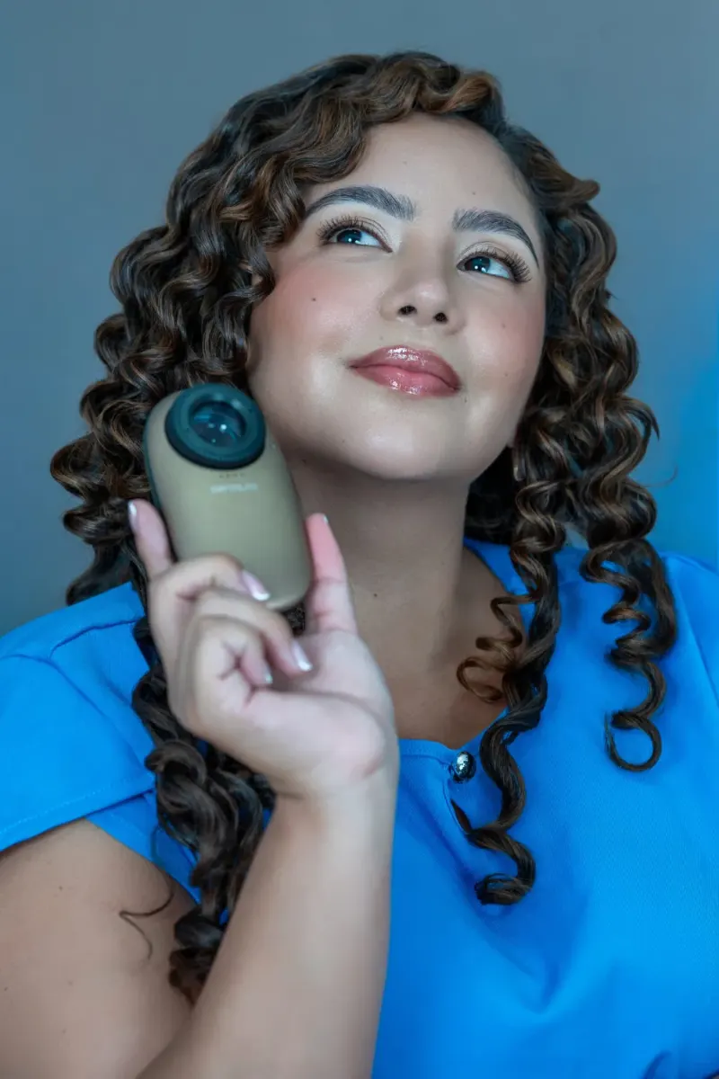 Dra. María Fernanda Olarte, médica en Villavicencio, con uniforme azul y un dermatoscopio en la mano