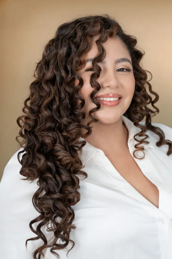 Dra. María Fernanda Olarte, médica en Villavicencio, sonriendo con blusa blanca