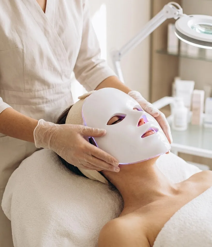 Tratamiento de limpieza facial profunda con terapia LED en Villavicencio