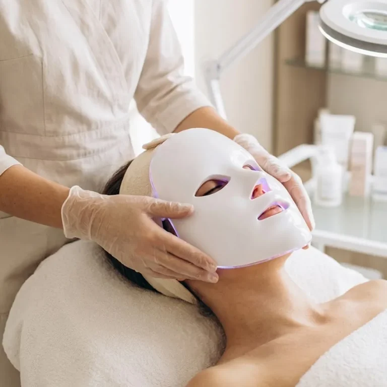 Tratamiento de limpieza facial profunda con terapia LED en Villavicencio